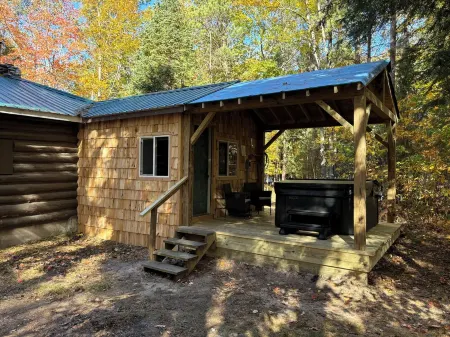 Two Bedroom Cabin with Hot Tub and Fireplace.