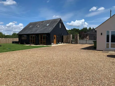 Quiet setting with secure gated parking, children's play area & farm animals Отели в г. Wisbech