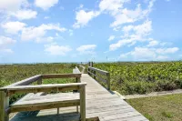 Direct Oceanfront Modern LUXURY Top Floor “Sea La Vie”