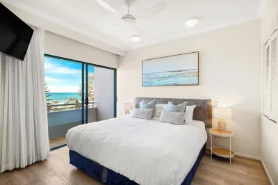 BeachView: Alex Heads beachfront, ocean views, air-con, lift, parking