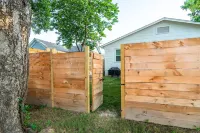 Mid-City Bungalow - 1 Mile from Bathhouse Row - Pet Friendly! 핫스프링스 호텔