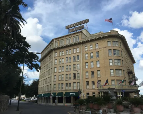 The Crockett Hotel Отели рядом с достопримечательностью «Центр города - Набережная»