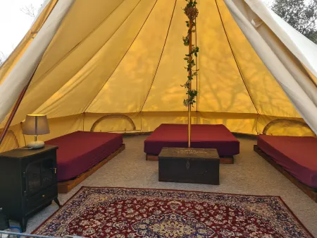 Bell Tent Glamping at Royal Victoria Country Park Отели рядом с достопримечательностью «Университет Саутгемптона»