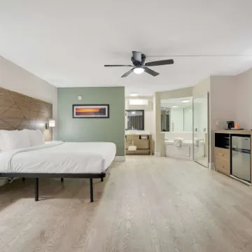 Quality Inn & Suites Airport - Cruise Port Hollywood Hotels near Hollywood