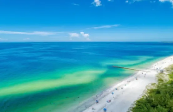 Cottage Haven-One Minute Walk to the Beach-Private Yards-Keyless Locks