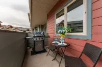 Spacious 3-Br Luxury Condo | Heated Pool + 3 Hot Tubs | Pool Table | Hm Theatre