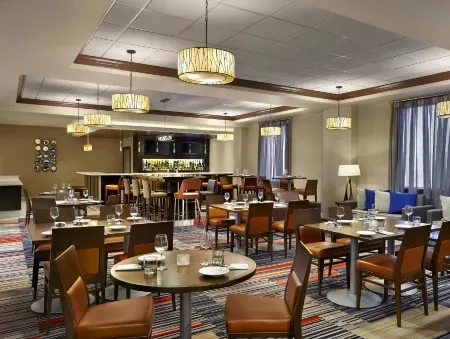 Waterloo Suites Hotel, Trademark Collection by Wyndham Отели рядом с достопримечательностью «Університет ім. Вільфреда Лорьє»