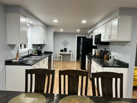 The Creek House Spacious 4-bedroom house in brilliant Vancouver with WiFi