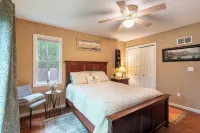 Bear Trail Chalet by AvantStay Retreat w Outdoor Living Deck Fire Pit