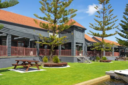 Mariners Cove Waterfront Motel and Apartments Отели рядом с достопримечательностью «St Mary's Catholic Church»