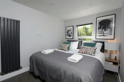 Stanhope Road Apartments Hotels near Golders Hill Park