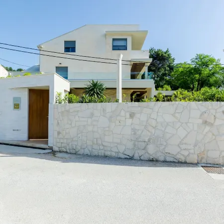 Villa Dolores Apartments