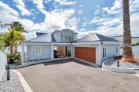 Orakei Grandeur Mansion with Sea Views & Pool