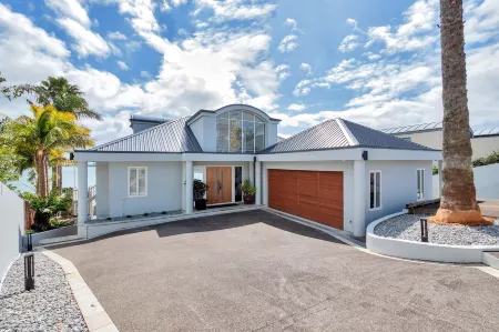Orakei Grandeur Mansion with Sea Views & Pool