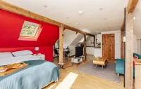 Redwood Retreat Hotels near National Trust - Cliveden