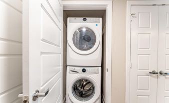Serene 1Br King Suite Close to Downtown w Fast Wifi