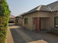 Ticheze Lodge and Car Hire - 3 звезды