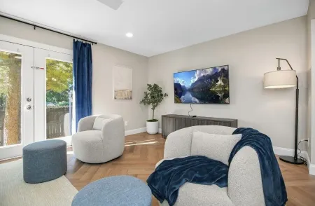 Gorgeous NEW 5-bedroom townhome with AC, WiFi in charming South Bend- walk to ND