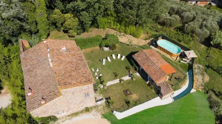 Villa Isabo~Hills Delight, Lucca. Enchanting 5 bedroom Villa in Capannori, Italy Отели рядом с достопримечательностью «ASD Calcio Tau Altopascio»