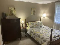 The Manor at Maysville Golf Course View Hotel dekat Lowe's Garden Center