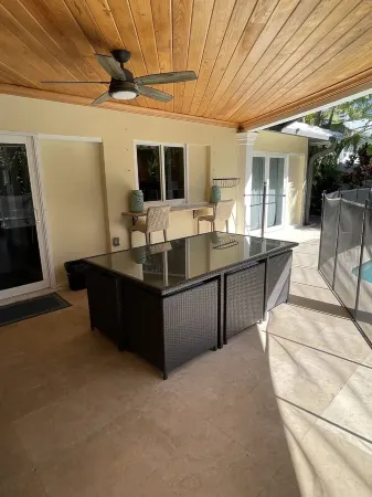 4/3 House with Beautiful Pool/Tropical Paradise/Short Walk to Beach/Restaurants