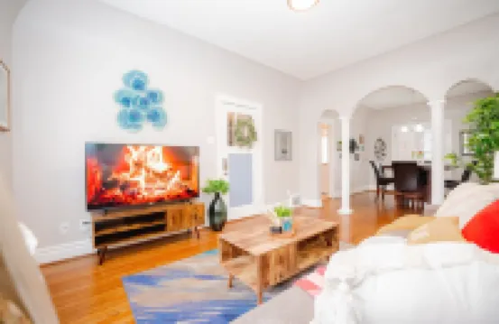 Charming STL Brick w/ firepit-  KingBed- 5min Botanical Garden