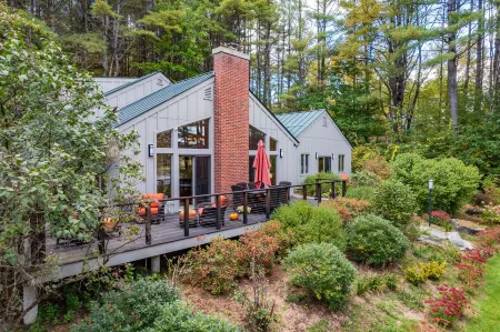 Open Concept, Wood-Burning Stove, Quechee Club Access - Exquisite Family Haven