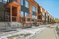 Mountain Views and Spacious Deck - Charming Escape