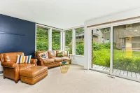 Lovely dog-friendly home with fireplace & full kitchen - steps from the slopes Hôtels à : Girdwood