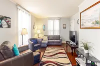 Ground-floor duplex with WiFi, gas fireplace, & W/D - walk to river and downtown 벅스포트 호텔