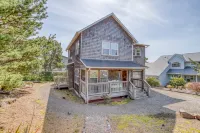 Luxurious Accommodations and Hot Tub - Charming Beach Retreat