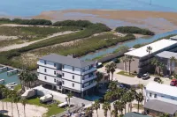 Expansive Views and Luxurious Comfort - Stunning Waterfront Haven 伊莎貝爾港住宿飯店