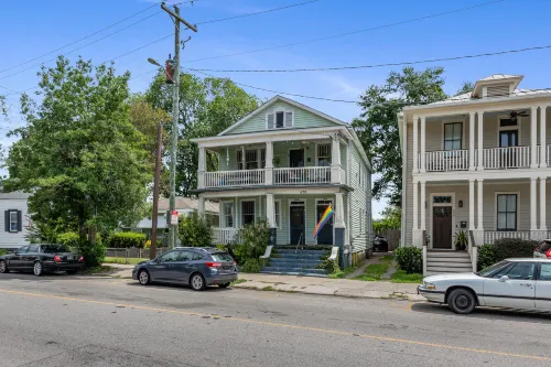 Spacious Open Plan and Serene Porch Views - Charming Tranquil Retreat