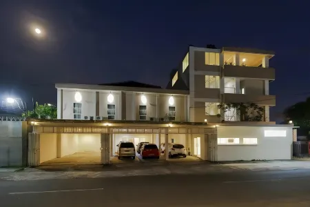 RedDoorz Near Stadion Manahan Solo Отели рядом с достопримечательностью «Museum Radya Pustaka»