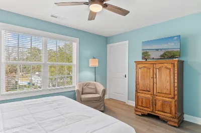 Shared Swimming Pool and Spacious Deck - Tranquil Coastal Retreat Springmaid Beach campground 주변 호텔