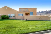 Spacious, family-friendly home near downtown with seasonal pool & hot tub
