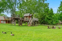 Gorgeous Lakefront Escape with Pools and Activities - Charming Cottage Retreat Hotels in Pine A Township