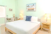 Spacious Modern Condo with Pool Access - Stunning Retreat Hotels in Garden City