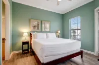 Lakeside Retreat with Scenic Balcony Views - Tranquil Oasis