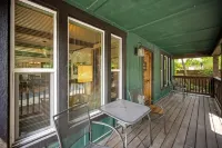 Charming Retreat - Hot Tub, Fire Pit, Rainfall Shower