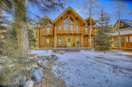 Hot Tub and Luxury Log Home - Breathtaking River Sanctuary