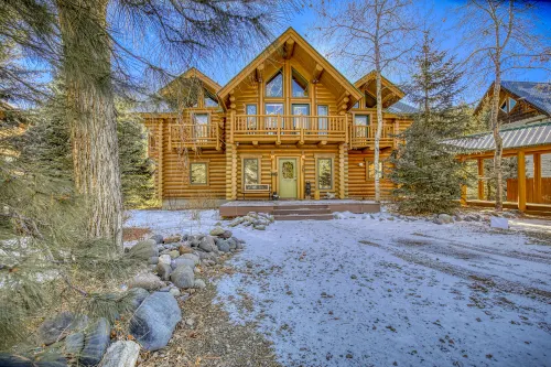 Hot Tub and Luxury Log Home - Breathtaking River Sanctuary