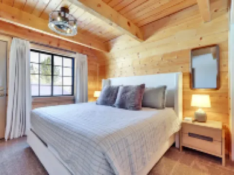 Cozy Secluded Oasis with Game Room and Indoor Fireplace - Inviting Retreat