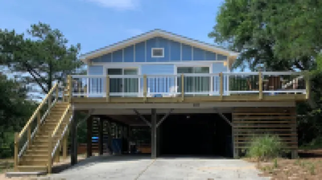 Private Saltwater Pool and Wrap-Around Decks - Inviting Family Retreat