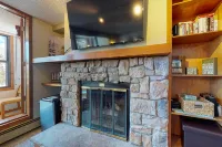 Charming condo with a private sunroom, kitchen, & hot tub - walk to lift Hotels in Copper Mountain