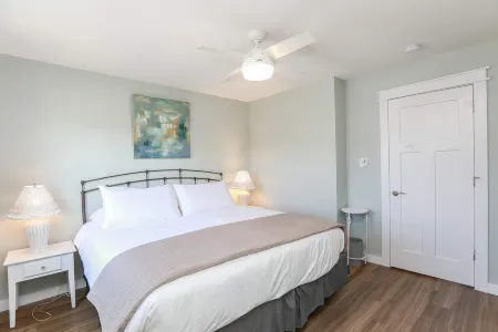 Balcony with Ocean Views and Modern Amenities - Charming Coastal Retreat Отели рядом с достопримечательностью «Парк штата Ферст Ландинг»