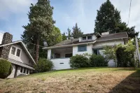 Scenic Mountain and River Views with Cozy Decor - Charming Cottage Retreat