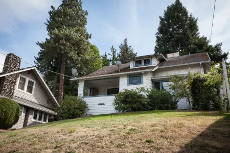 Scenic Mountain and River Views with Cozy Decor - Charming Cottage Retreat