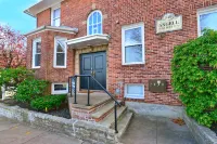 Cozy Patio and Spacious Living Area - Charming College Hill Haven Hotels in Providence