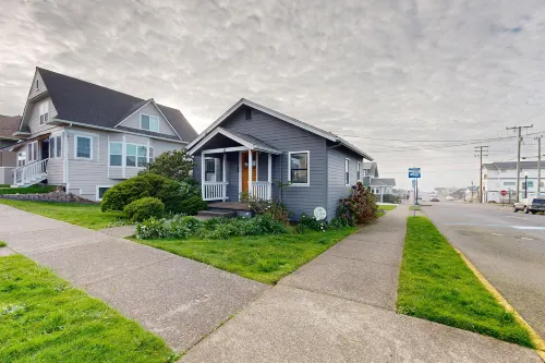 Cute, dog-friendly cottage w/ views in Nye Beach - walk to shops & the park Hotels in Newport